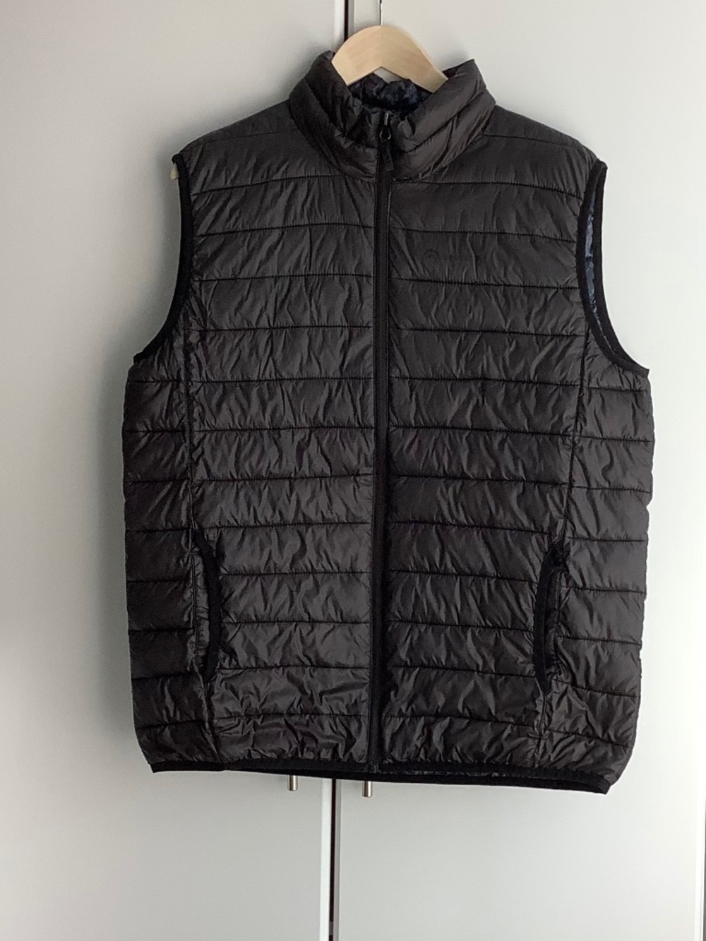 Black Quilted Puffer Vest Full Zip Lightweight Sleeveless Jacket, Size L